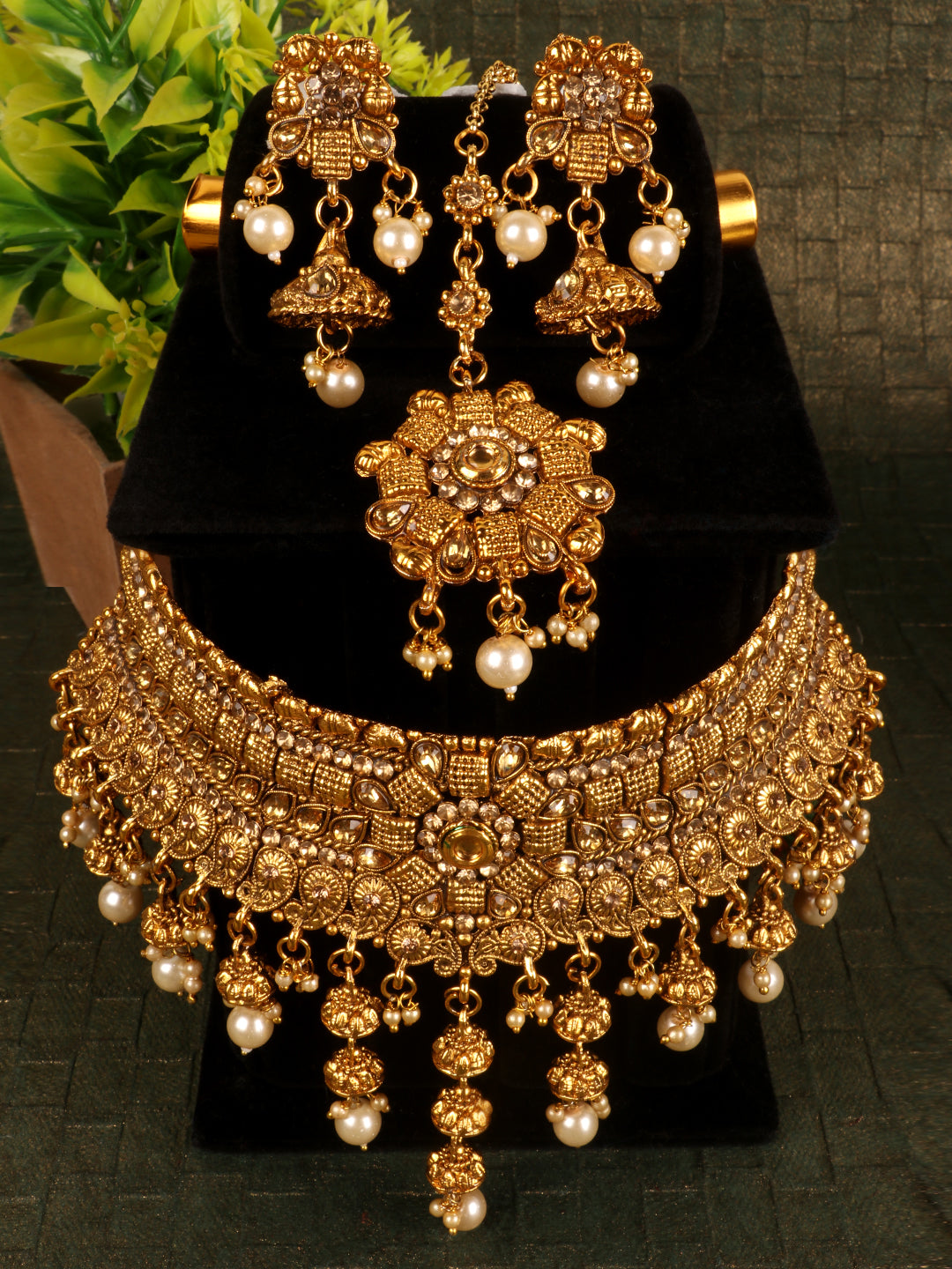 Gold -Toned Floral Stone Studded Choker Set