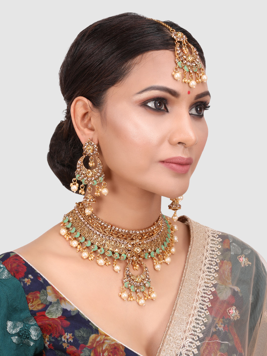 Gold-Plated Sea Green & White Kundan-Studded & Pearl Beaded Vilandi Jewellery Set