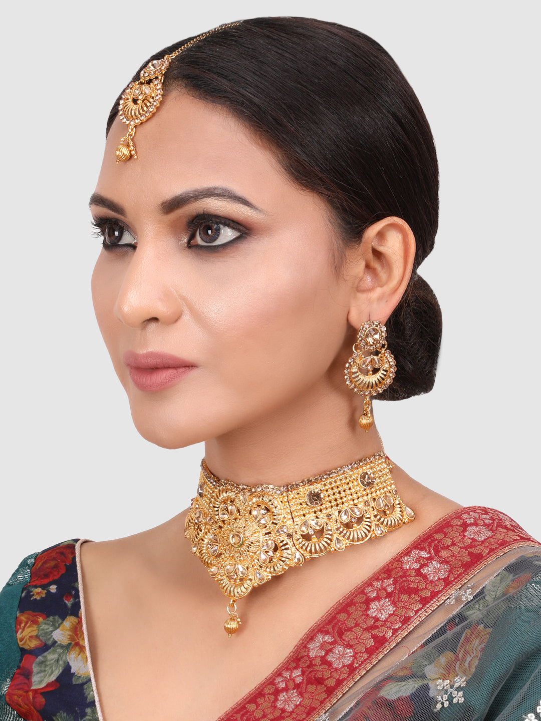 Gold-Toned Gold-Plated Stone-Studded Choker Jewellery Set