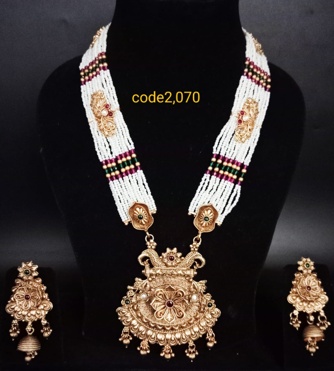 Golden colour hot sale necklace set