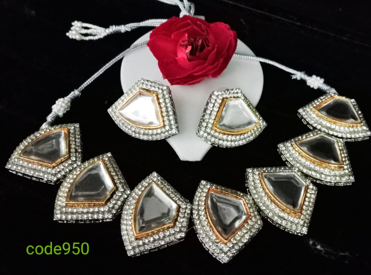 Trapezium Single Layer Kundan Necklace Set